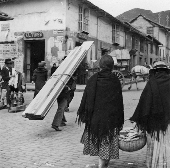 Plankbärare, ofta sedda på Bogotágatorna. Överhuvud taget användes mänsklig kraft mycket för transporter. Bogotá i juli 1935