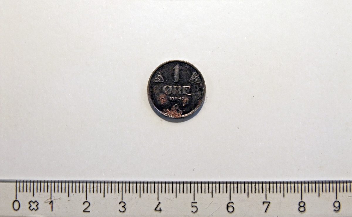 På framsiden:
 - 3 like symboler med trekantet grunnform.
 - 2 minehammere i kryss;  midt i "1942".

På baksiden:
 - skjold med "løve"  (bl.a.)