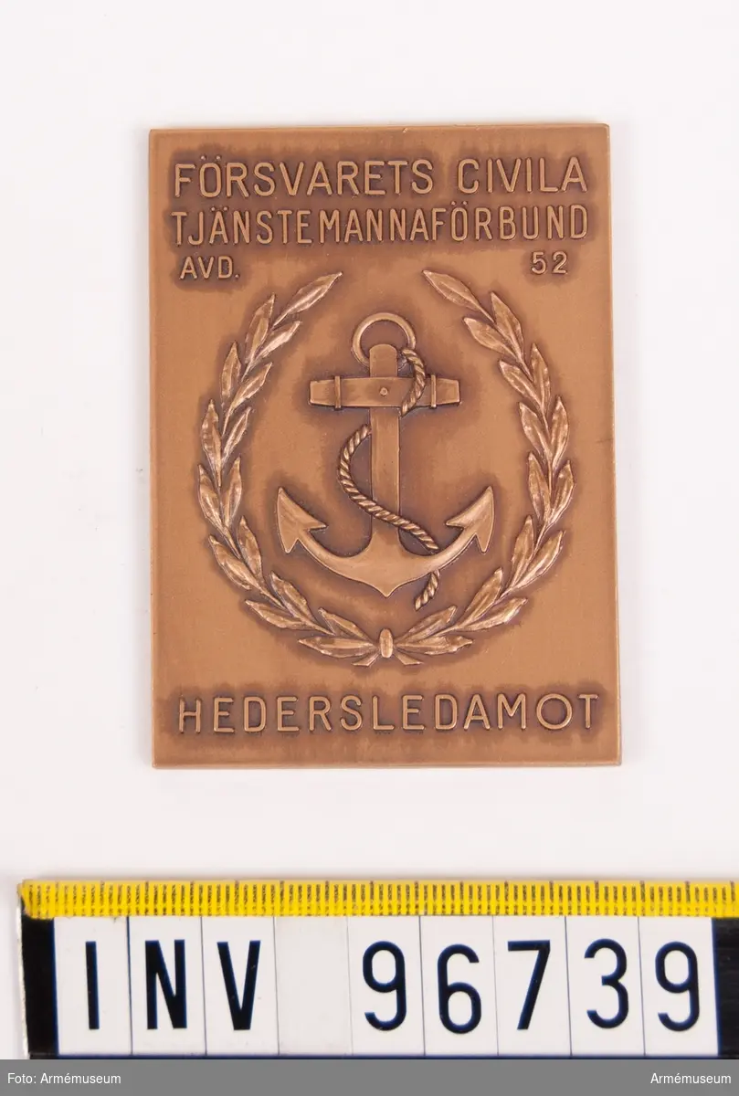 Plakett i brons för Försvarets civila tjänstemannaförbund avd. 52 hedersledamot.
Stans nr 22043.
Stans härdad 1954-07-28.