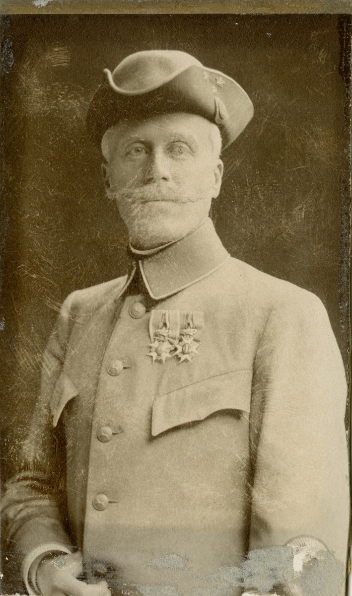 Porträtt av Gustaf Ludvig Thorgny Boije Hjertström, överstelöjtnant vid Hälsinge regemente I 14.
Se även bild AMA.0008514 och AMA.0009519.