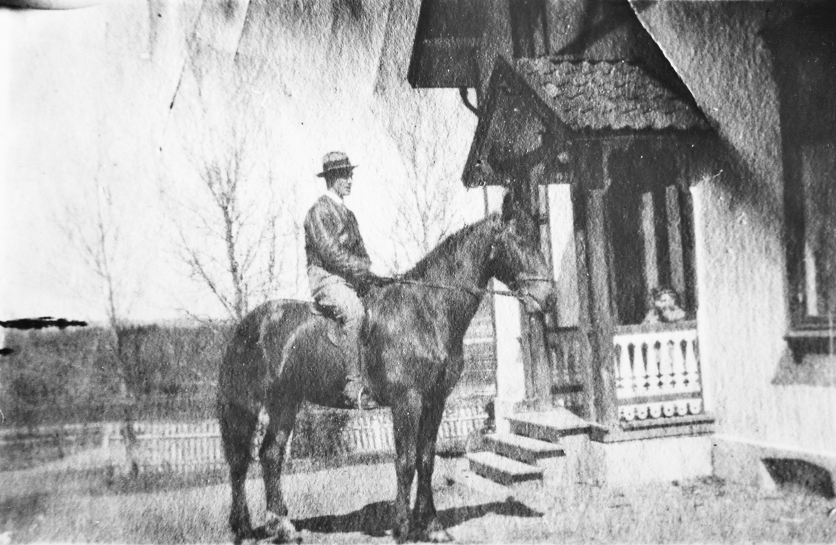 Doktor Waage på Bjørkelangen til hest.