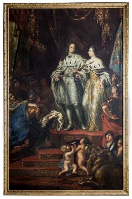 På ett med rödklätt, guldbroderat tyg överklätt podium lämnar änkedrottningen en guldspira i konung Karl XI:s hand. Hedvig Eleonora är framställd i helfigur med huvudet i profil vänster och kroppen fas vänster samt iklädd guldbroderad vit sidenedräkt och djupt lilasfärgad guldstickad och kronströdd hermelinsfodrad mantel. Karl XI är framställd i helfigur fas huvud höger och kropp vänster samt iklädd ljus silverbroderad dräkt och hermelinsfodrad silverbroderad mantel. Nedanför dem till vänster på podiets trappsteg knäböjer Svea, iklädd dräkt av guldtyg och blå mantel, framräckande kronan. Bakom henne skymta bl.a. trenne Svenska dygder, som räcka fram svärdet, äpplet och nyckeln. Till höger nedanför podiet står Tapperheten, iförd mörk rustning, hjälm och röd mantel, hållande riksbanéret och, framför denna, det svenska lejonet, omgivet av putti, som leka med hjälm och harnesk. Över podiet i bakgrunden rikt guldbroderade sammetsdraperier och längst till vänster utblick mot ett väggparti med skulptur.