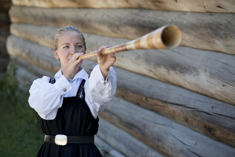 Kvinne blåser i lur