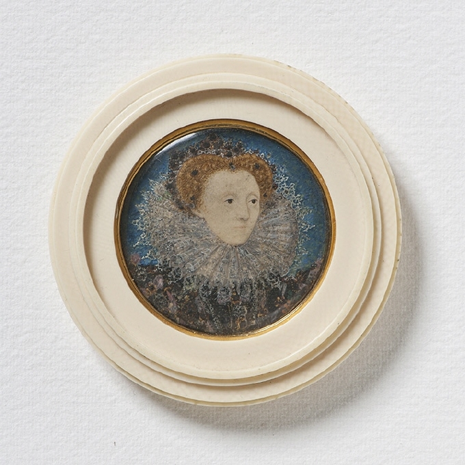 Månadens nyförvärv, Juli 2011:Porträttminiatyr av Elizabeth I, av Nicolas Hilliard (1547-1619) Nationalmuseums samling av porträttminiatyrer har utökats med en miniatyr som föreställer drottning Elizabeth I. Konstnären var drottningens officiella porträttör och det första stora namnet inom engelskt miniatyrmåleri, Nicholas Hilliard (1547-1619).Miniatyren dateras till 1586-87, då drottning Elizabeth (1533-1603) var drygt 50 år. Det finns ett tjugotal kända porträtt av regenten utförda av Hilliard, som var den enda konstnären auktoriserad att återge drottningens porträtt i mindre format. Bland Hilliards olika porträtt av drottning Elizabeth I är detta nyförvärv ovanligt eftersom hon sällan avbildats sedd i trekvartsprofil utan oftast rakt framifrån.Trots att detta är ett porträtt, har Hilliards kraft riktats på utformningen av klädedräkten och alla accessoarers detalj- och färgrika utformning. Bara i drottningens håruppsättning återfinns sju stora safirer. Konstnären har ägnat mindre intresse åt ansiktet, som i det närmaste saknar skuggor trots små fina linjer i rött som markerar mun och näsa, jämte tunna blåsvarta linjer som återger blodådror.Nationalmuseums inköp av Nicholas Hilliards porträttminiatyr av Elizabeth I hör till ett av de mest spektakulära förvärven under senare år. Det har möjliggjorts genom direktör Gunnar Hultmarks donationsmedel.