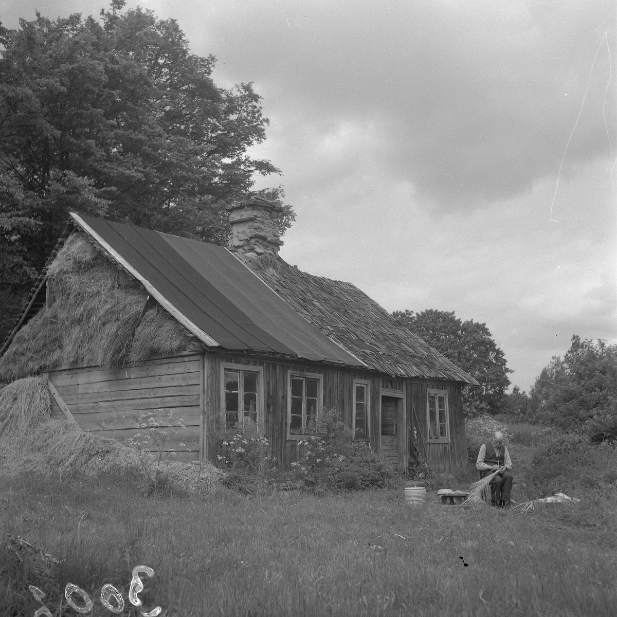 Löbslöjdare Martin Bengtsson framför sin bostad i Källstorp, Ranseröd.
