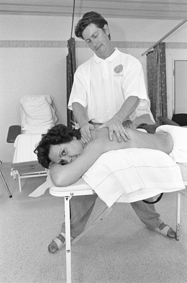Kvinna får massage, Uppsala 1997