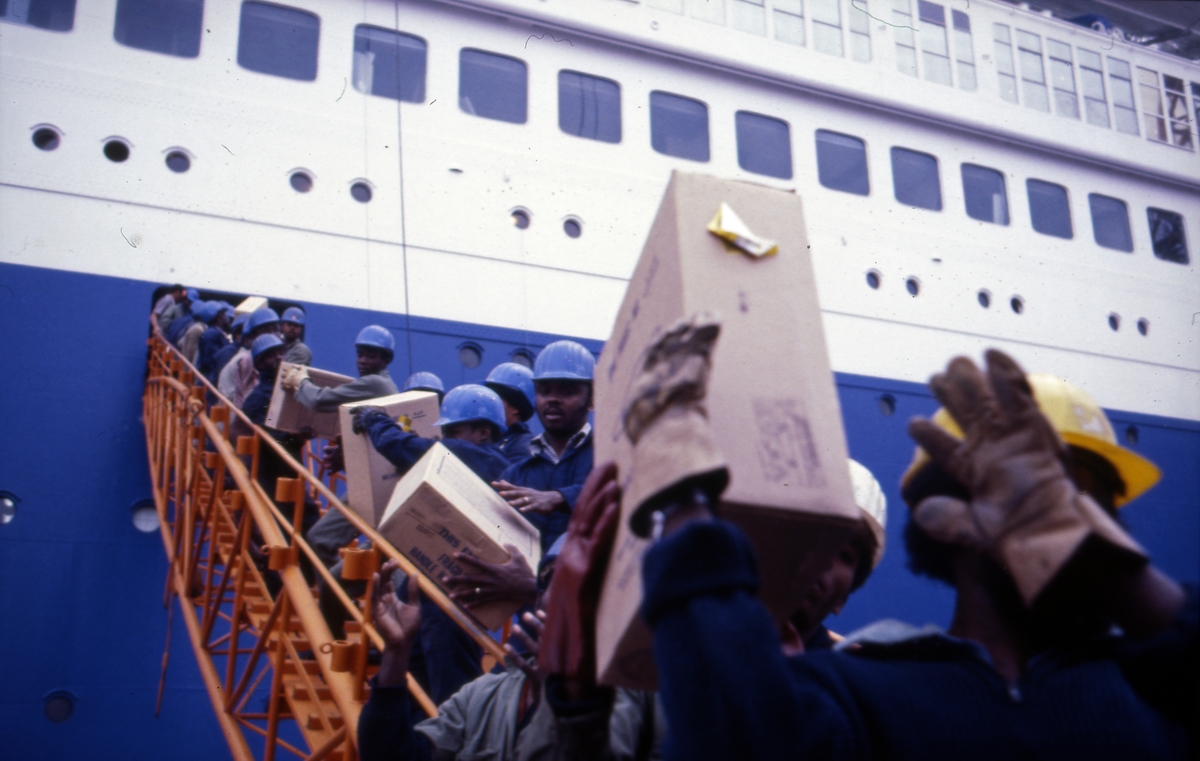 Arbeiderene laster S/S ‘Norway’ (ex. ‘France’)(b.1961, Chantiers de l’Atlantique) før avreise fra Bremerhaven.