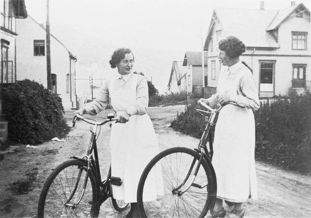To sykesøstre med sykler.