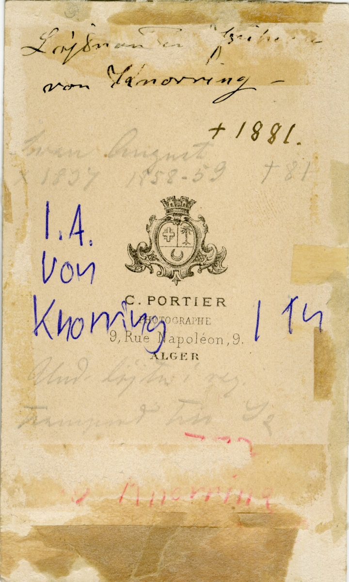 Porträtt av Ivan von Knorring, underlöjtnant vid Andra livgardet I 2. Se även AMA.0007780.

På bilden porträtterad i fransk uniform från 16. jägarbataljonen där han var anställd från 1864 och deltog därunder i kriget i Algeriet.