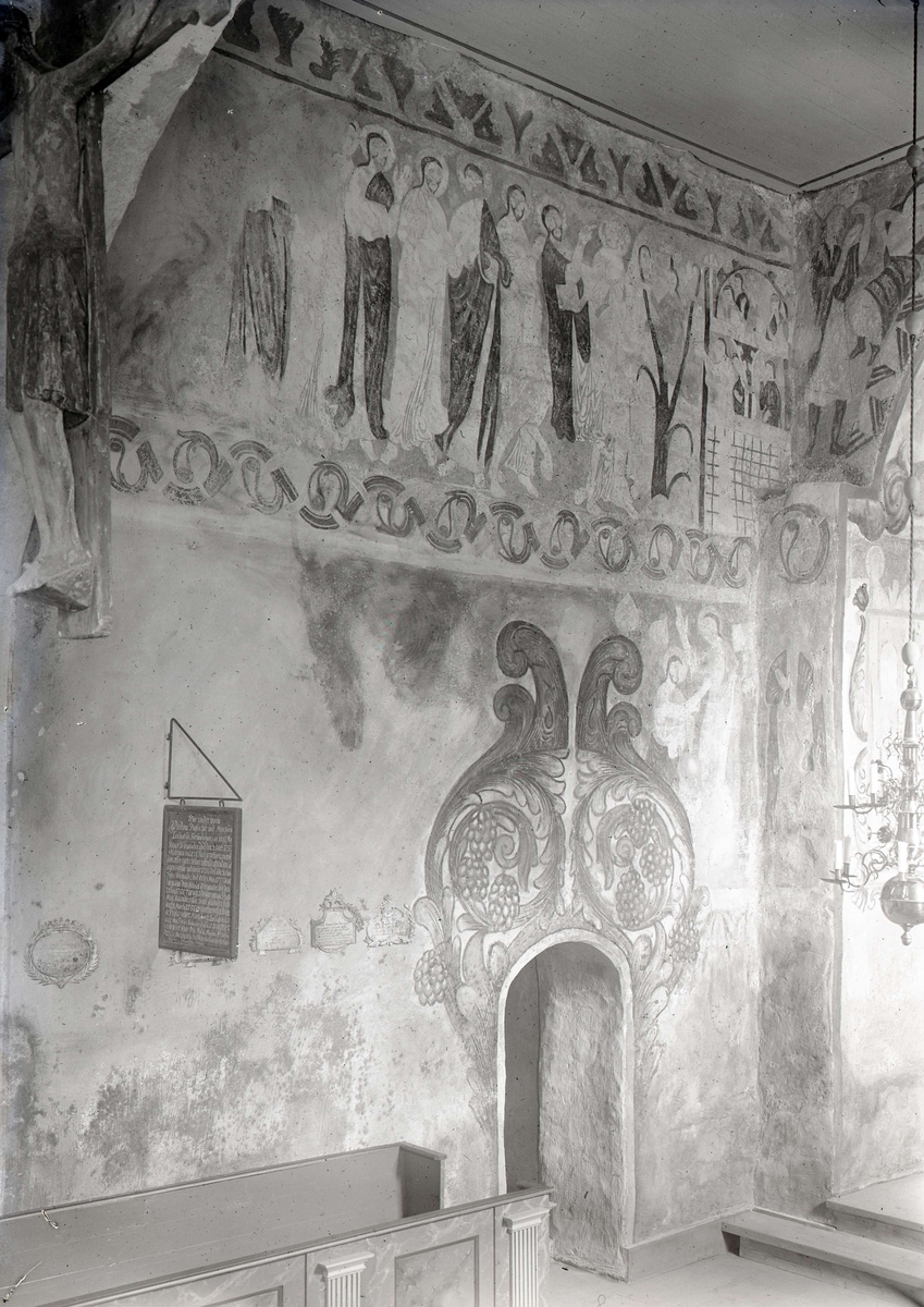 Interiör av kyrkan med väggmålning.