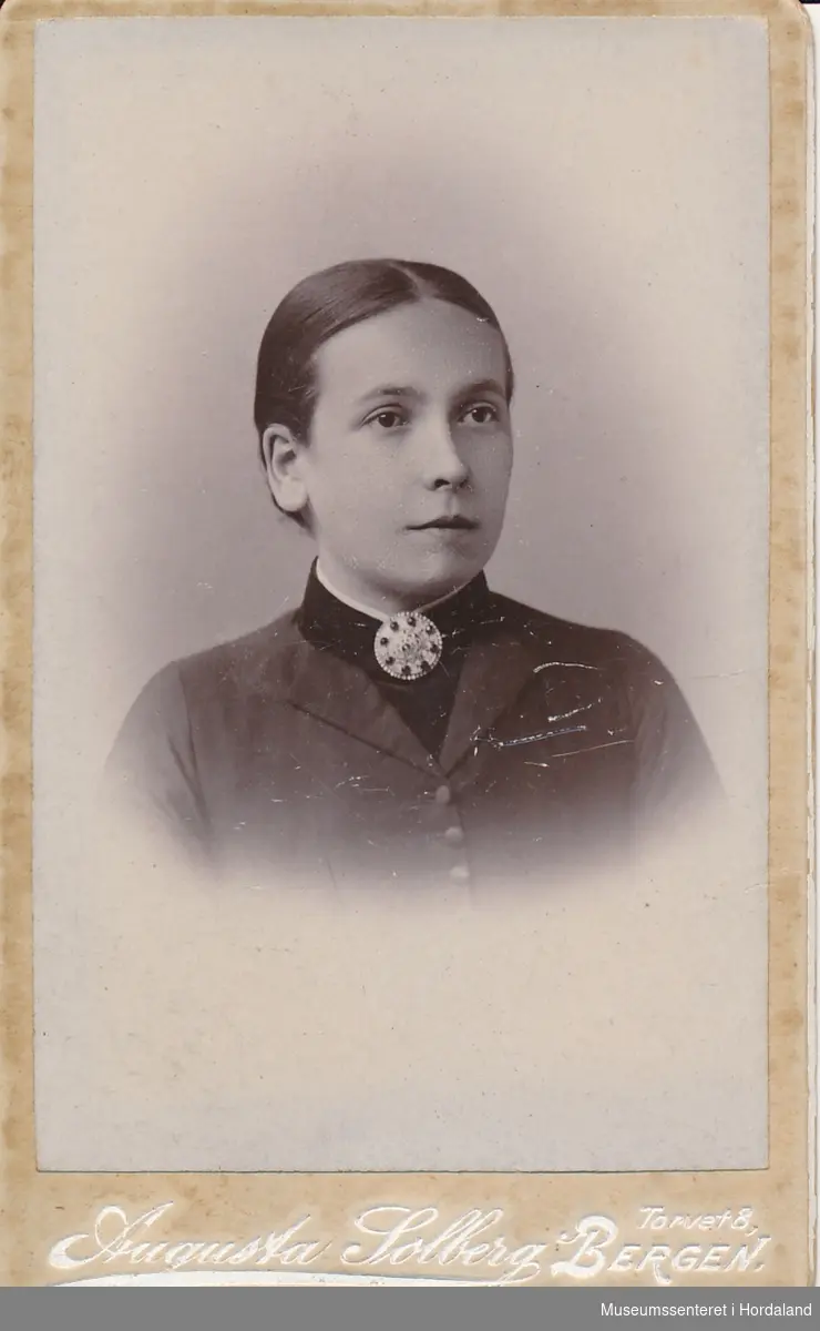 Portrett av Synneva Dale, født 1867(?), gift Røskeland. Foto ca. 1890.