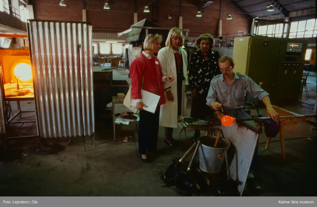 Glasblåsning i Orrefors Glasbruk, 1986-06-02

Glasblåsare kyler ned ett ämne med tryckluft.