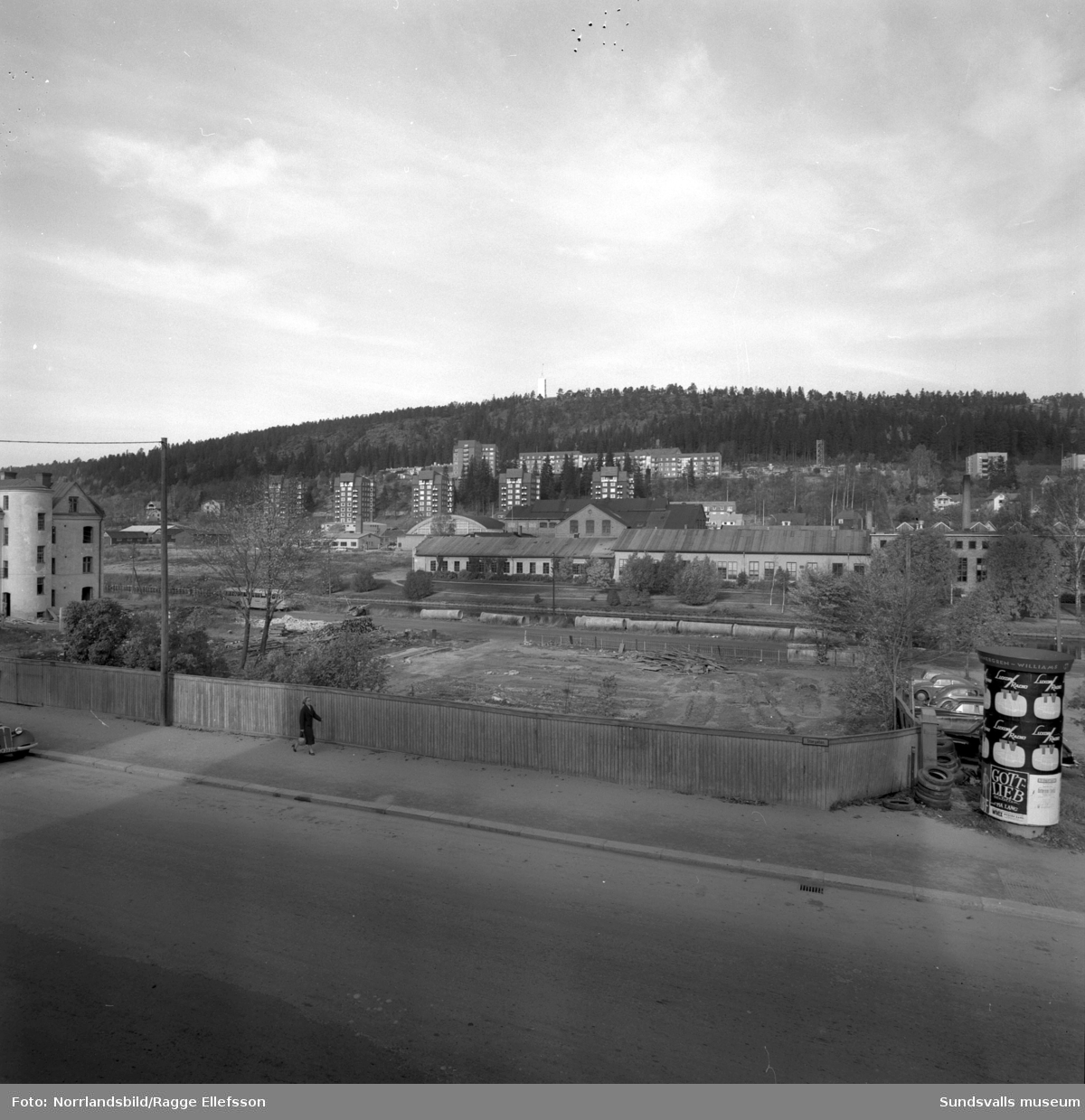 Rivningshus vid Storgatan 50-54 fotograferat från Ryds glas.