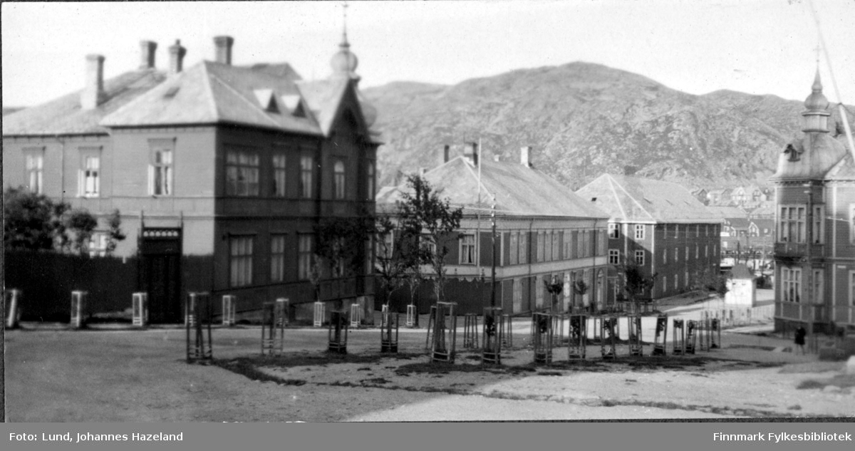 Gate sentralt i Hammerfest, med staselige store bygninger. To av dem har løkkupler