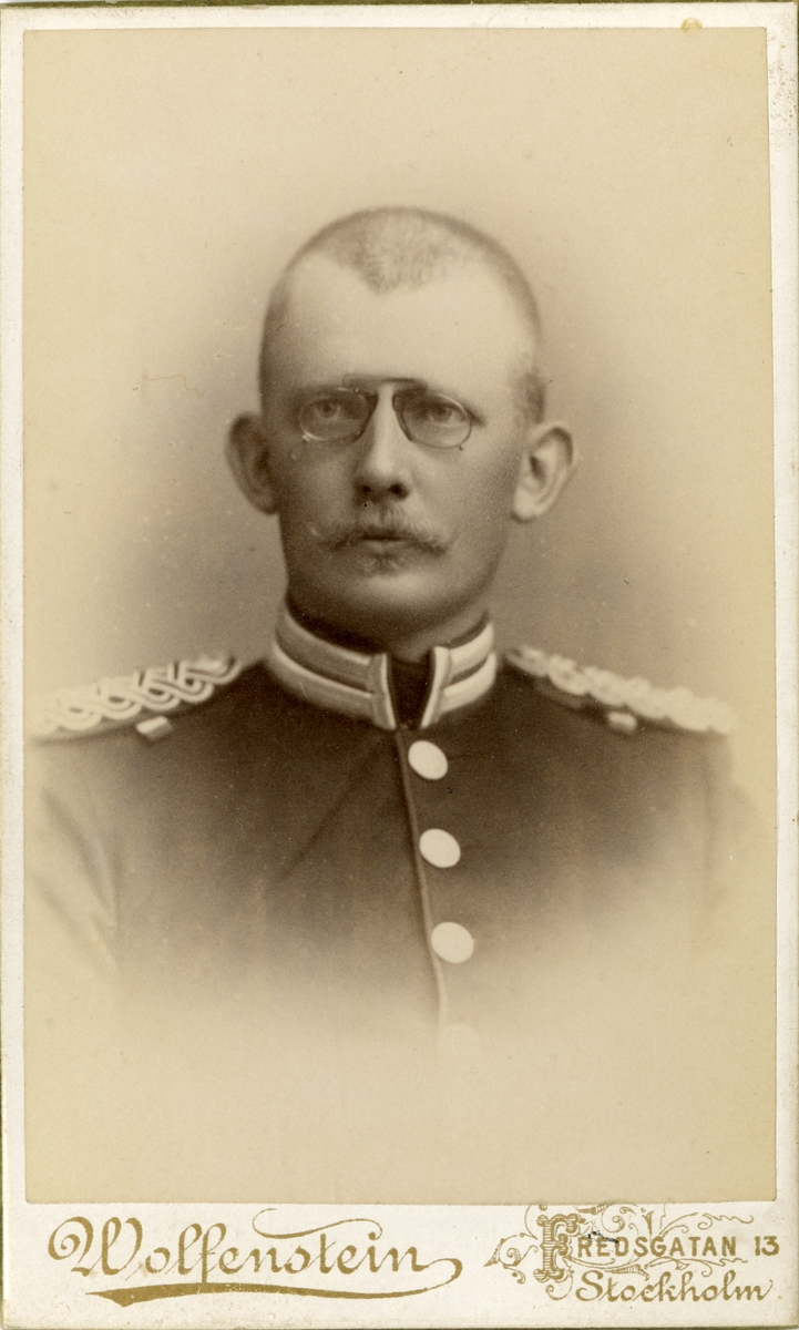 Porträtt av Gerhard Fredrik Löwenhielm, löjtnant vid Göta livgarde I 2.
Se även bild AMA.0007840 och AMA.0007879.