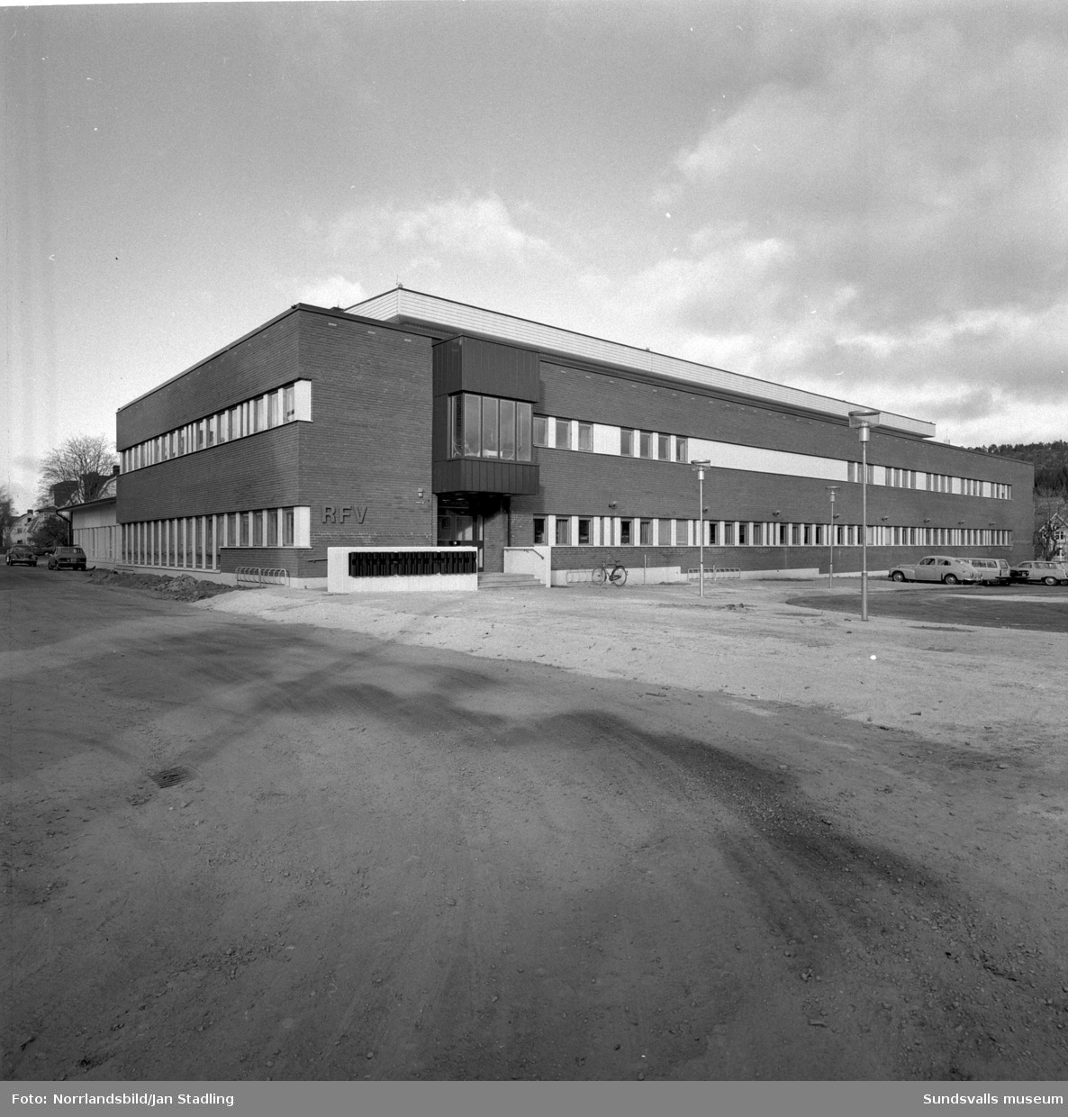 Nybyggda Riksförsäkringsverkets datacentral i kvarteret Måsen bakom GA-skolan på Västermalm. Exteriör- och interiörbilder.