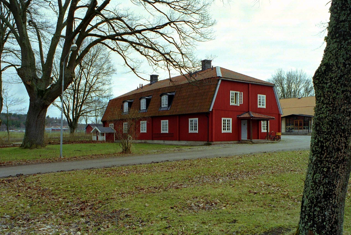 Före detta poststationen Svartsjö på Färingsö i Mälaren, 1999.