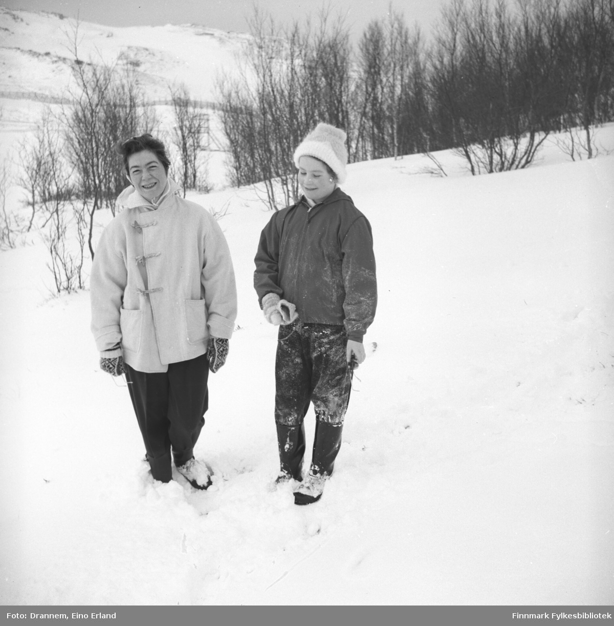 Jenny og Turid ute på tur en vinterdag i området rundt Hammerfest.