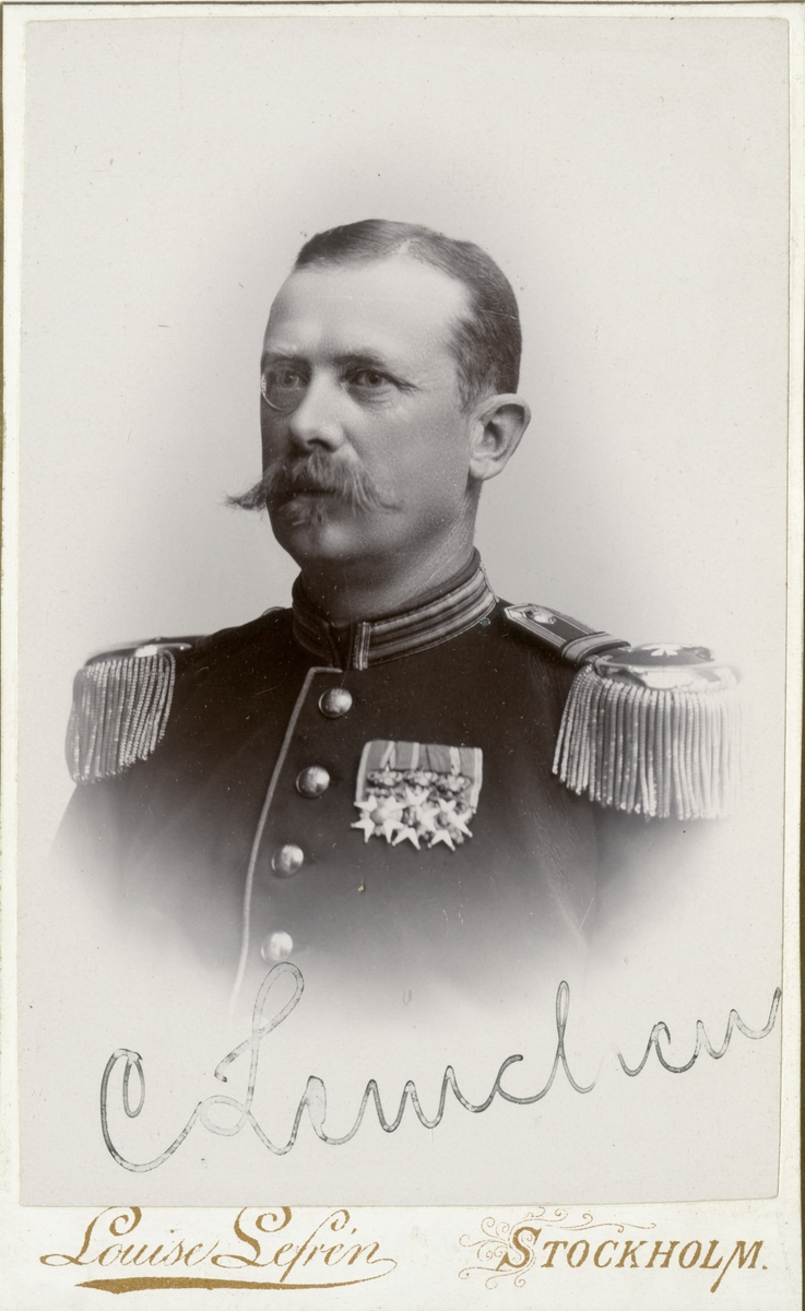 Porträtt av Jonas Peter Wilhelm Lemchen, överstelöjtnant vid Jönköpings regemente I 12.
Se även AMA.0007834 och AMA.0007896.