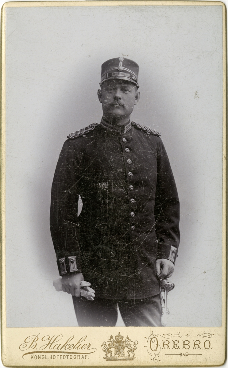 Porträtt av Henrik Rudolf von Hofsten, underlöjtnant vid Nerkes regemente I 21.
Se även AMA.0007496 och AMA.0007502.