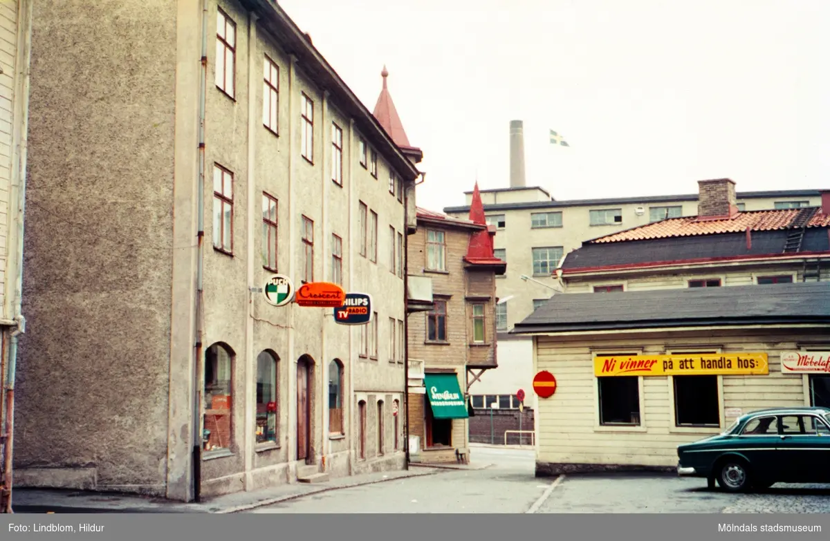 Bebyggelse vid Trädgårdsgatan, nuvarande Störtfjällsgatan i Mölndal, 1970-tal. Till vänster nr 4 med cykelaffär och "Tant Annas affär" i gatuplanet. Till höger del av nr 3 som inrymmer Mölndals möbelaffär. Huset var tidigare Folkets Hus.

För mer information om bilden se under tilläggsinformation.