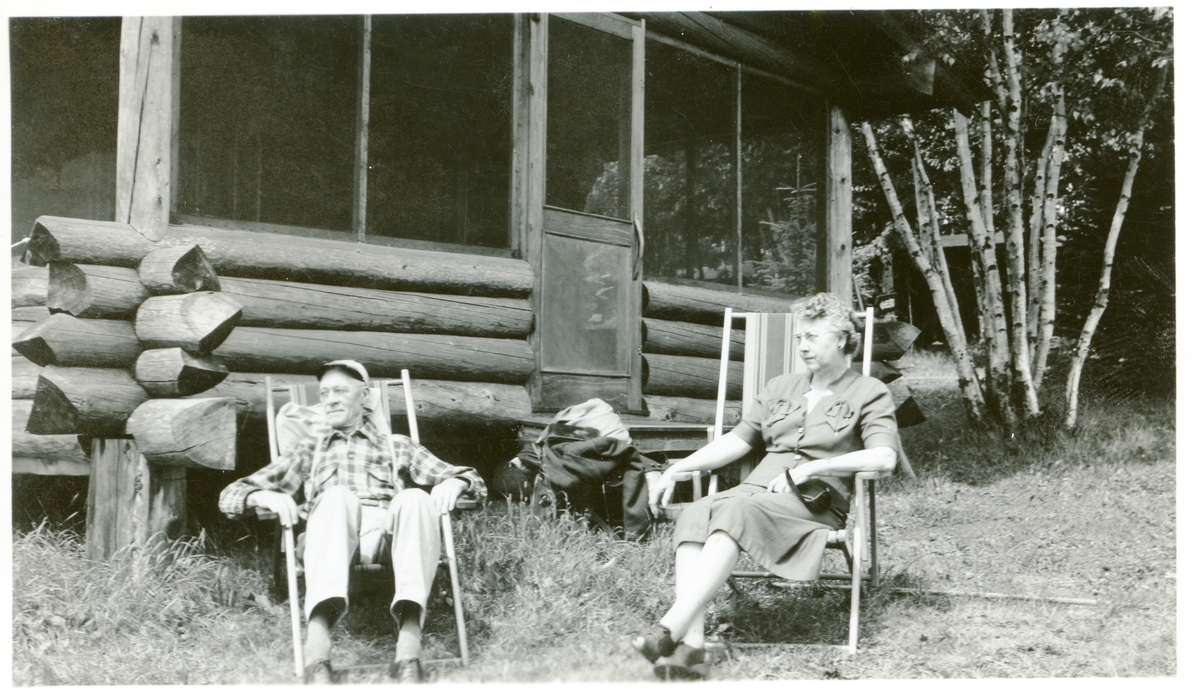 Burt Knatvold og kona som sitter utenfor hytta si ved Lake Superior, ca 130 km nord for Duluth.