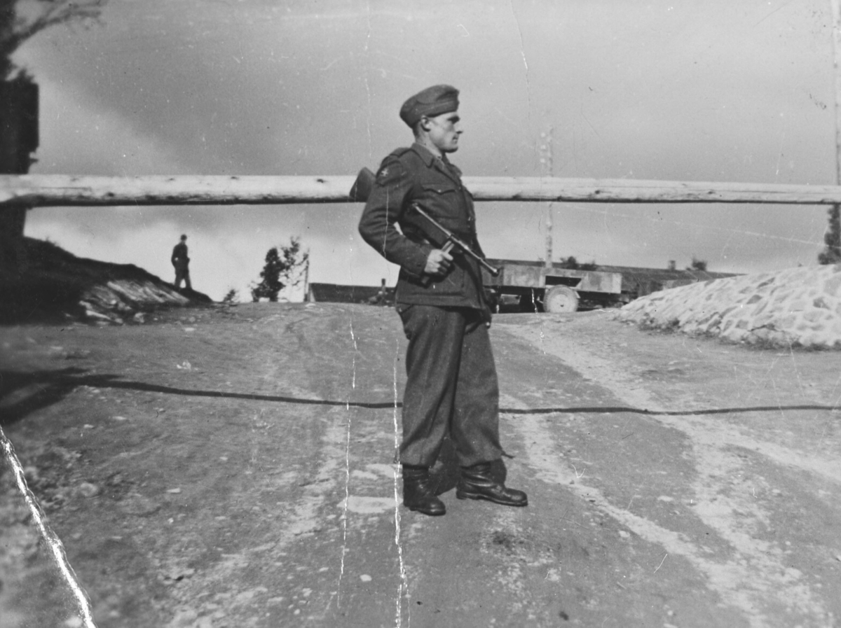 Johan A. Pedersen på vakt over tyske fanger på Foræderhaugen sommeren 1945.