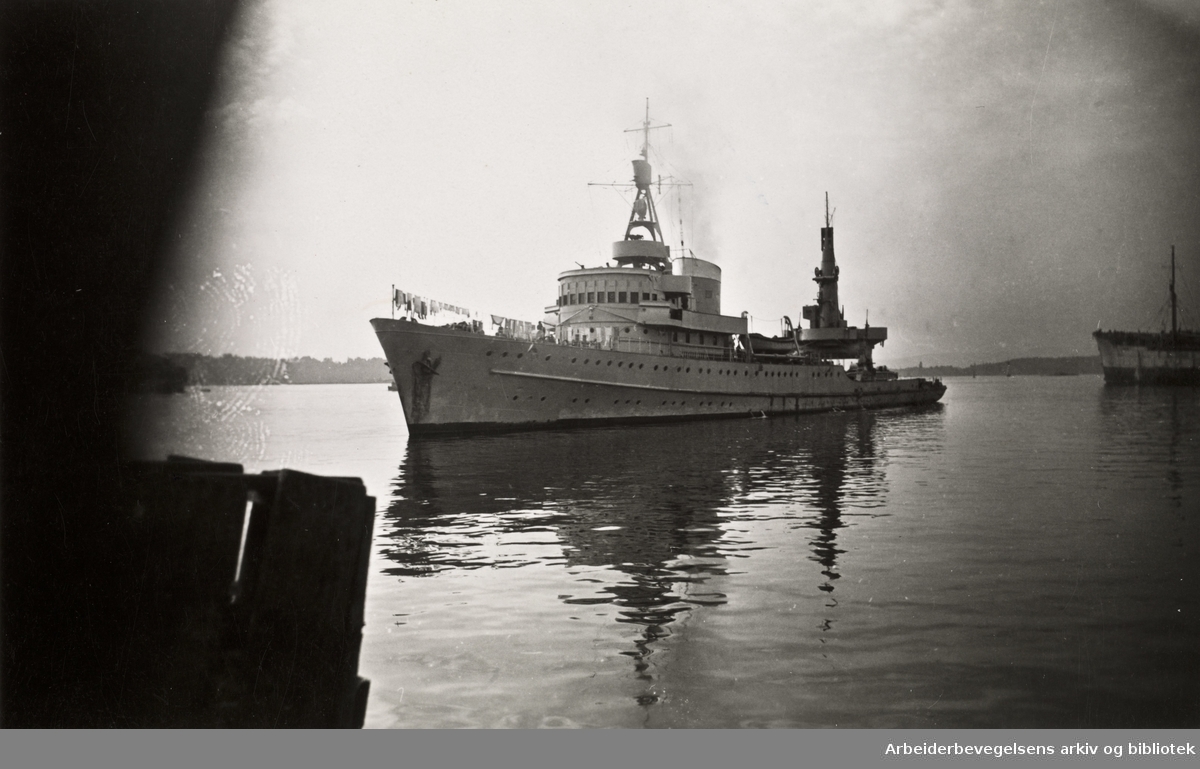 Ole M. Engelsens fotografier fra okkupasjonsårene i Oslo..Tysk krigsskip på havna i Oslo. 1944.