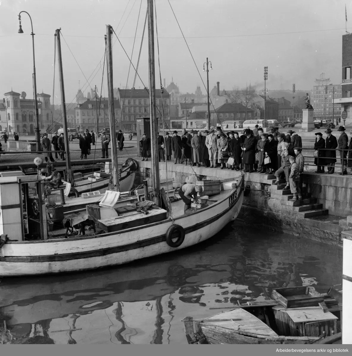 Oslo Havn: Honnørbrygga:.Fisk- og rekesalg.1952 - 1953