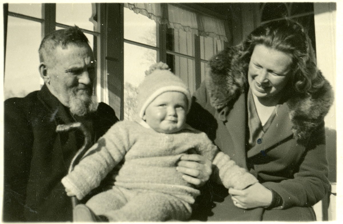 Hans H. Islandsmoen, Biri, med datteren Marit Brekke og barnebarnet Hermod. Hans Islandsmoen var rundt 86 år gammel.
