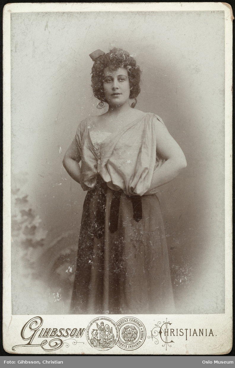 portrett, kvinne, skuespillerinne, rollebilde, tittelrollen i "Tabarins kone" på Christiania Theater, stående knefigur, kostyme