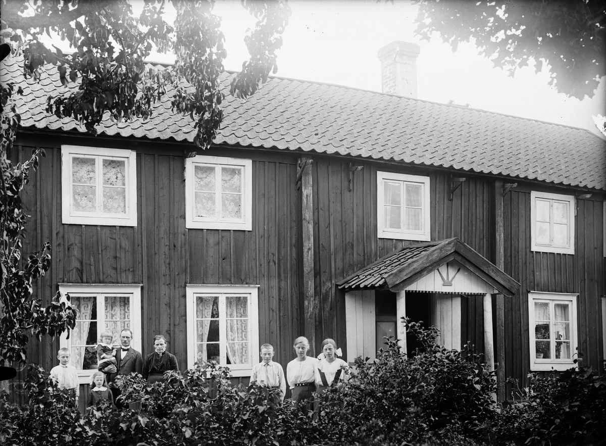 "Lundkvist, Mälby, Familjegrupp utanför villan", Altuna socken, Uppland 1918