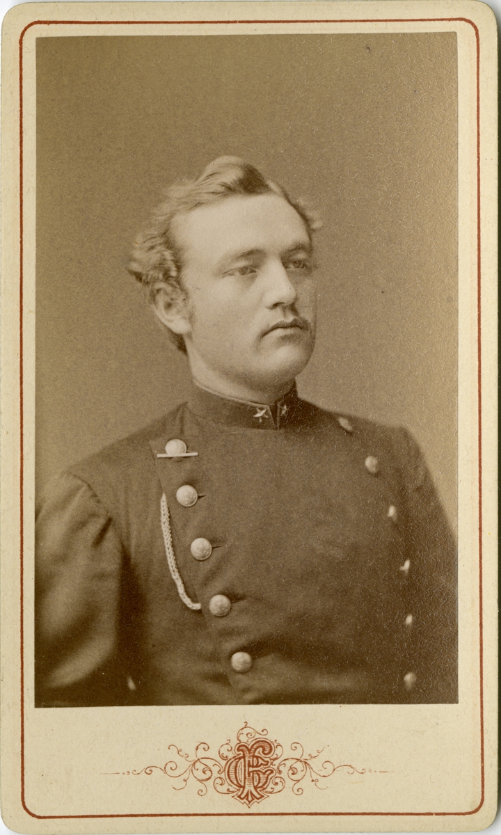 Porträtt av Gustaf Ferdinand Edgren, underlöjtnant vid Värmlands regemente I 22.
Se även bild AMA.0007157.