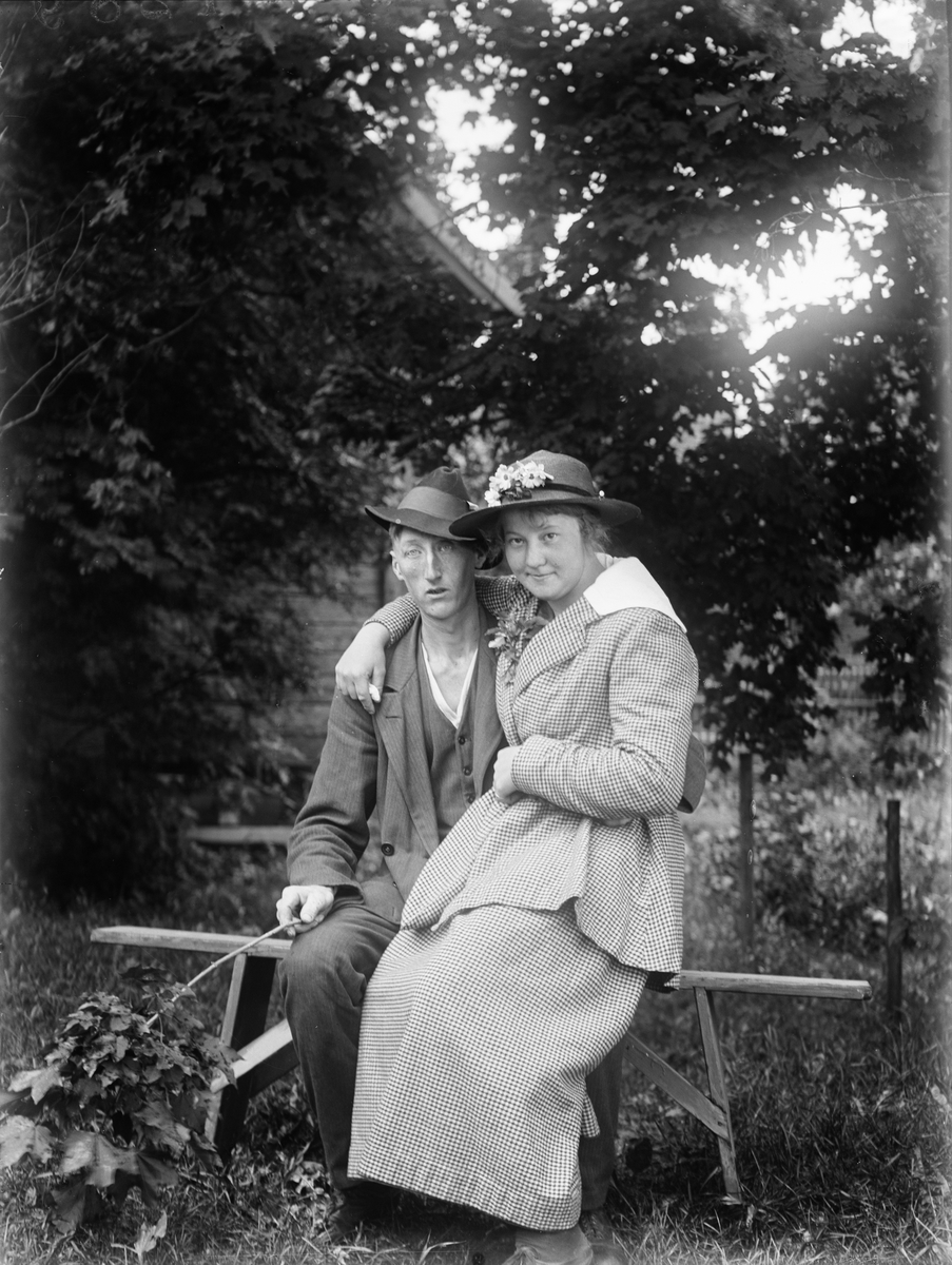 "Frk Linnea Ekenberg och Emil Johanson Tibble", Uppland 1919