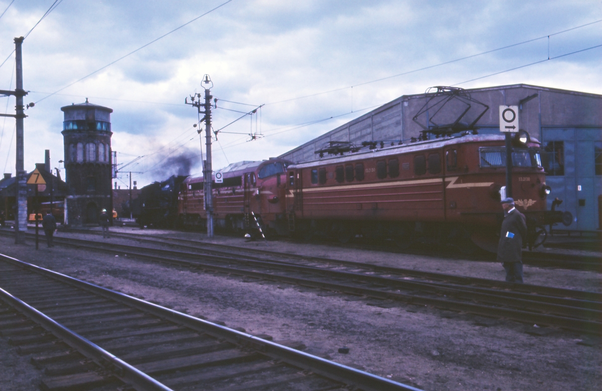 Elektrisk lokomotiv El 13 2130, diesellokomotiv Di 3 602 og damplokomotiv type 30a nr. 271 utenfor lokomotivstallen på Hamar stasjon