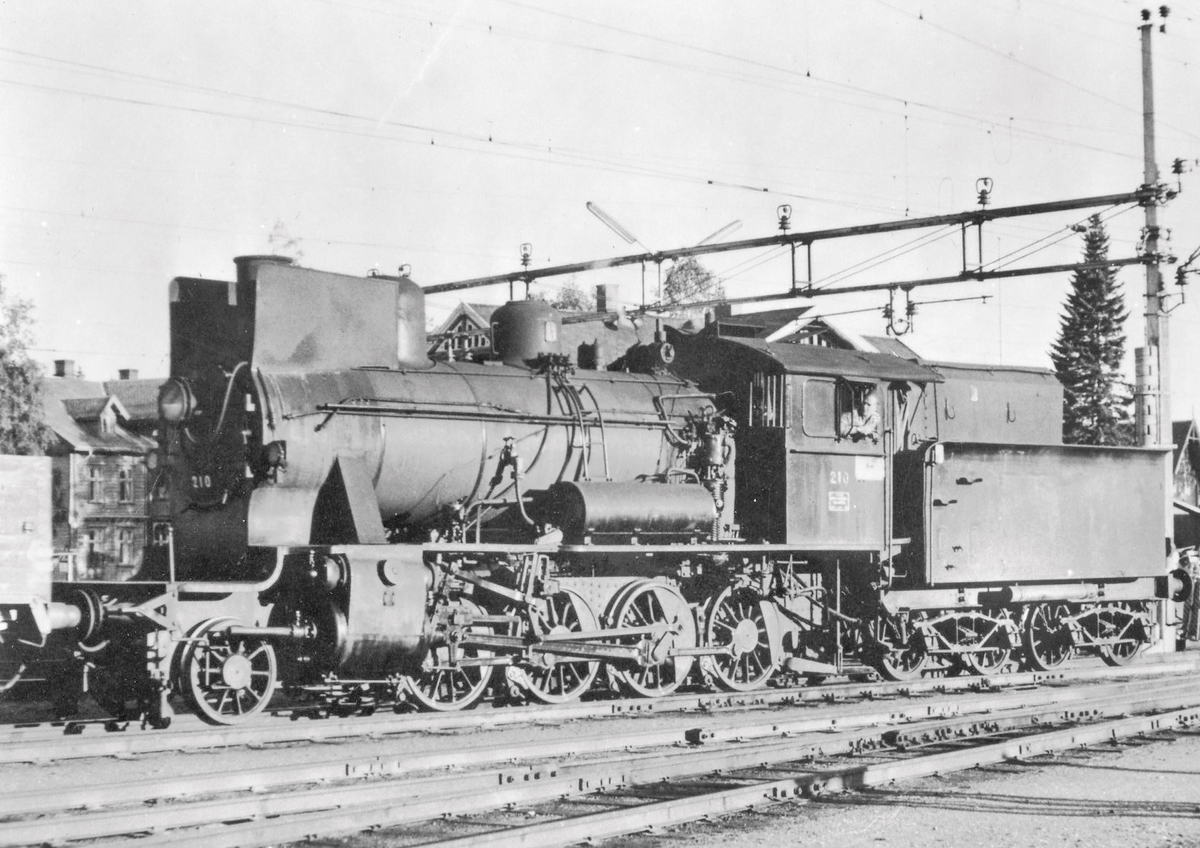 Damplokomotiv type 24b nr. 210 på Eina stasjon
