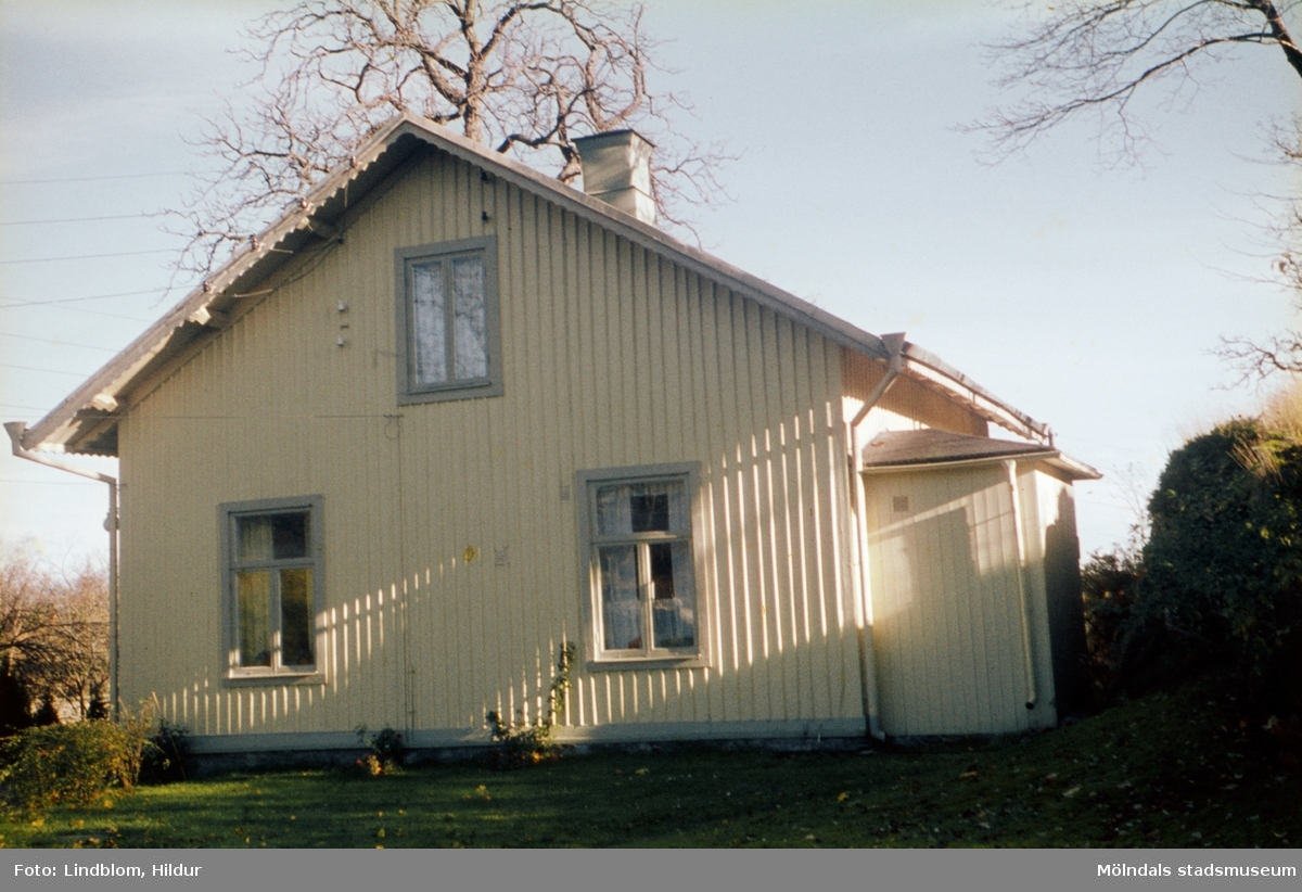 Vaktmästarbostaden, tidigare trädgårdsmästarbostaden, tillhörande Gunnebo slott. Mölndal, 1960-1970-tal. Fotografens far arbetade här.

För mer information om bilden se under tilläggsinformation.