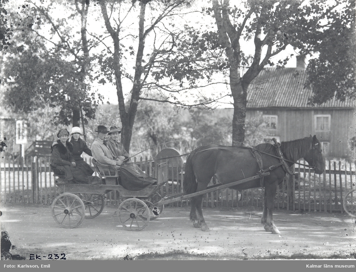 Bilden är tagen framför Kullanders hus i Västervik. Personerna från vänster: Märta Kullander-Gustafsson, *1906-11-26, Ingeborg Gustafsson, Henrik Kullander *1894.02-13 samt Martin Gustafsson.