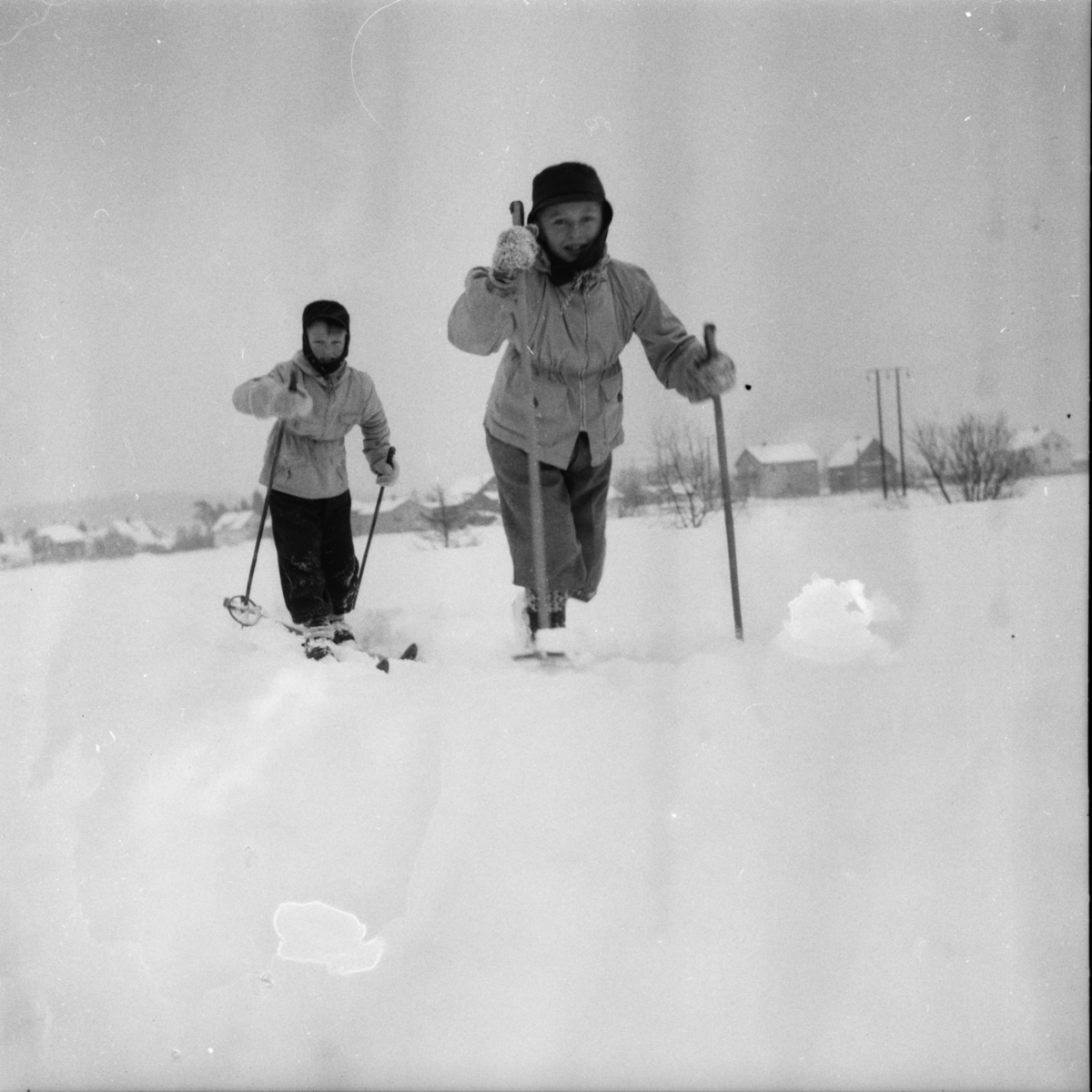 Vardens arkiv. "To unge skiløpere. Svein og Sten"  21.02.1954