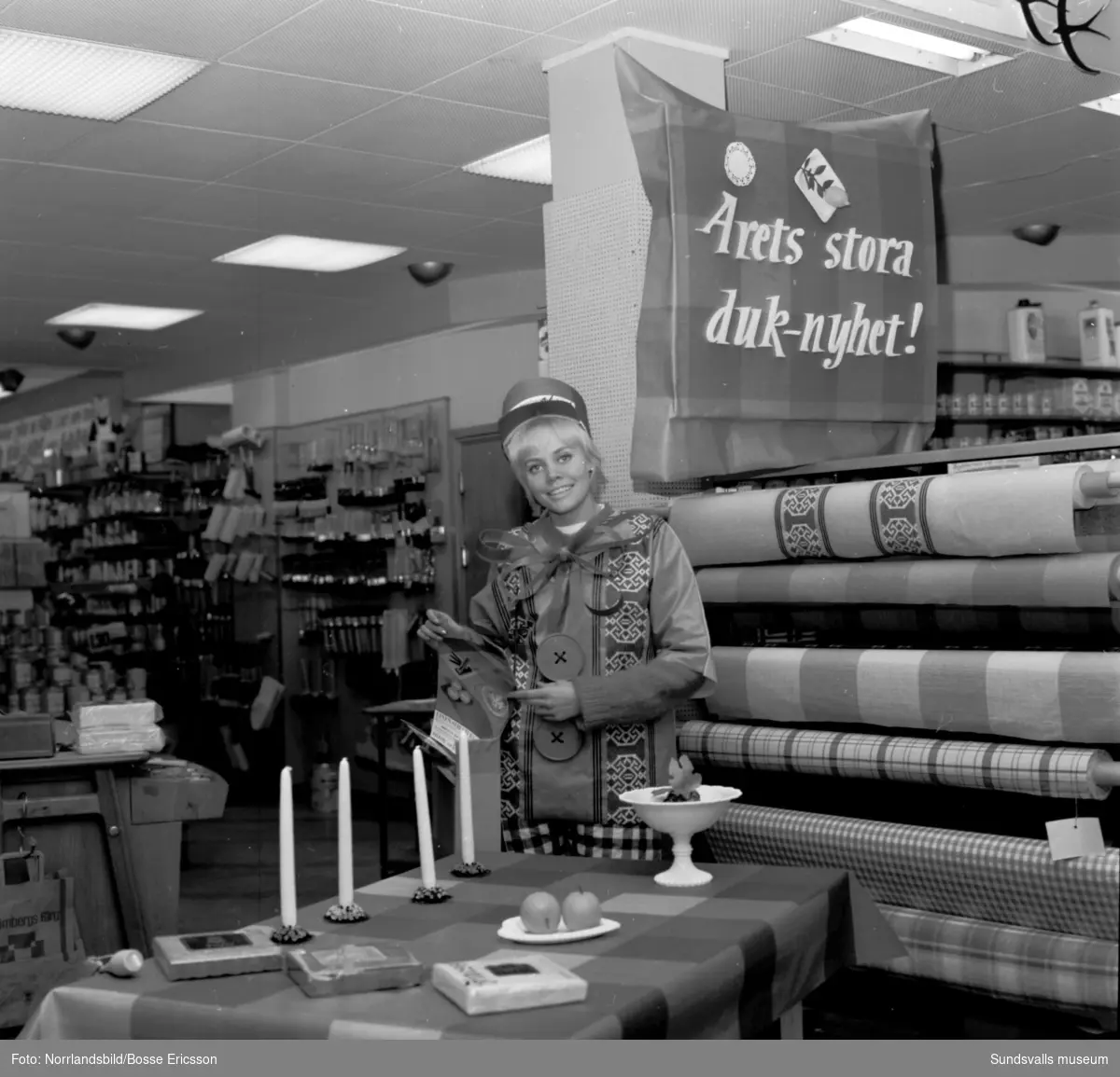 Strömbergs färghandel gör reklam för säsongens vaxdukar med hjälp av två unga kvinnor utstyrda i plagg tillverkade av just vaxduk.