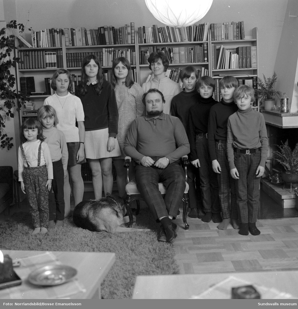 Doktor Per Uddén, Permobils grundare, och hans stora familj, fru, nio barn och en schäferhund hemma i Vivsta, Timrå.
