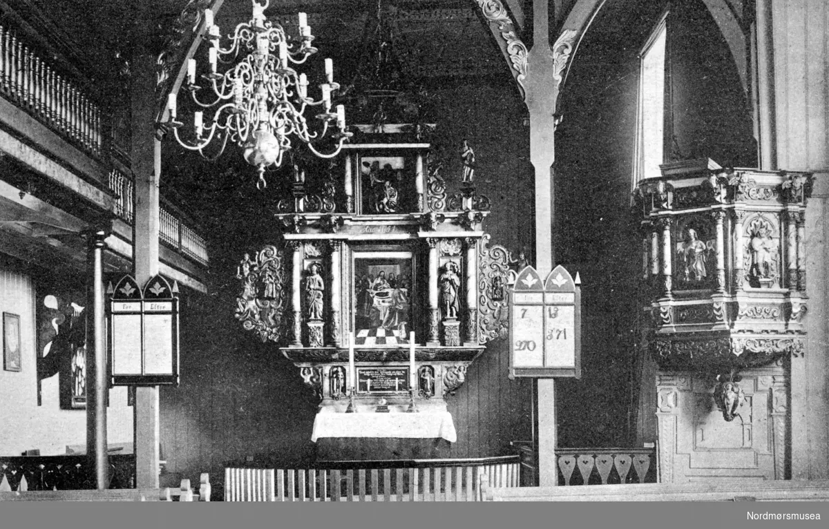 Postkort med tekst: Meldal kirke. Altertavle, prekestol, lysekrone og interiør i gamle, brente Meldal kirke. (Frå Nordmøre Museum si fotosamling)
