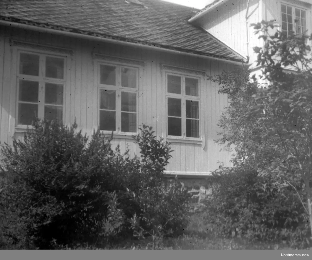 Den gamle Brodtkorb-gården på Sommerro i Surnadal, nå 2000 styrerbolig for Nordmøre Folkehøgskule. Se Yderstads notater, bind 9 side 288. Vi skimter litt av den tidstypiske arkitektoningen på bygget. Fotografert fra øst, juni 1953. Fra Nordmøre Museums fotosamlinger.