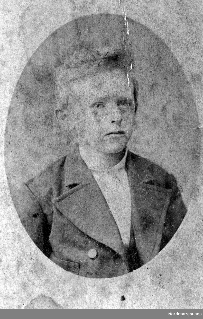 Portrettbilde i visitkortformat av Oluf C. Petersen (f. 1863 d. 1912), her ca. 15 år gammel. Fra Nordmøre Museum sin fotosamling. EFR2015