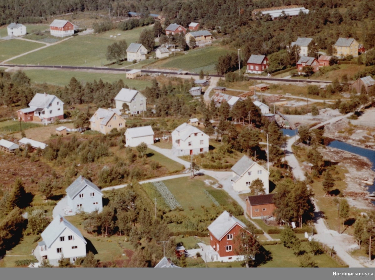 Flyfoto fra Skogstua på Tingvoll. Bildet er datert 30. juli 1963, og fotograf er Widerøe's Flyveselskap a/s. Fra Nordmøre Museums fotosamlinger.
