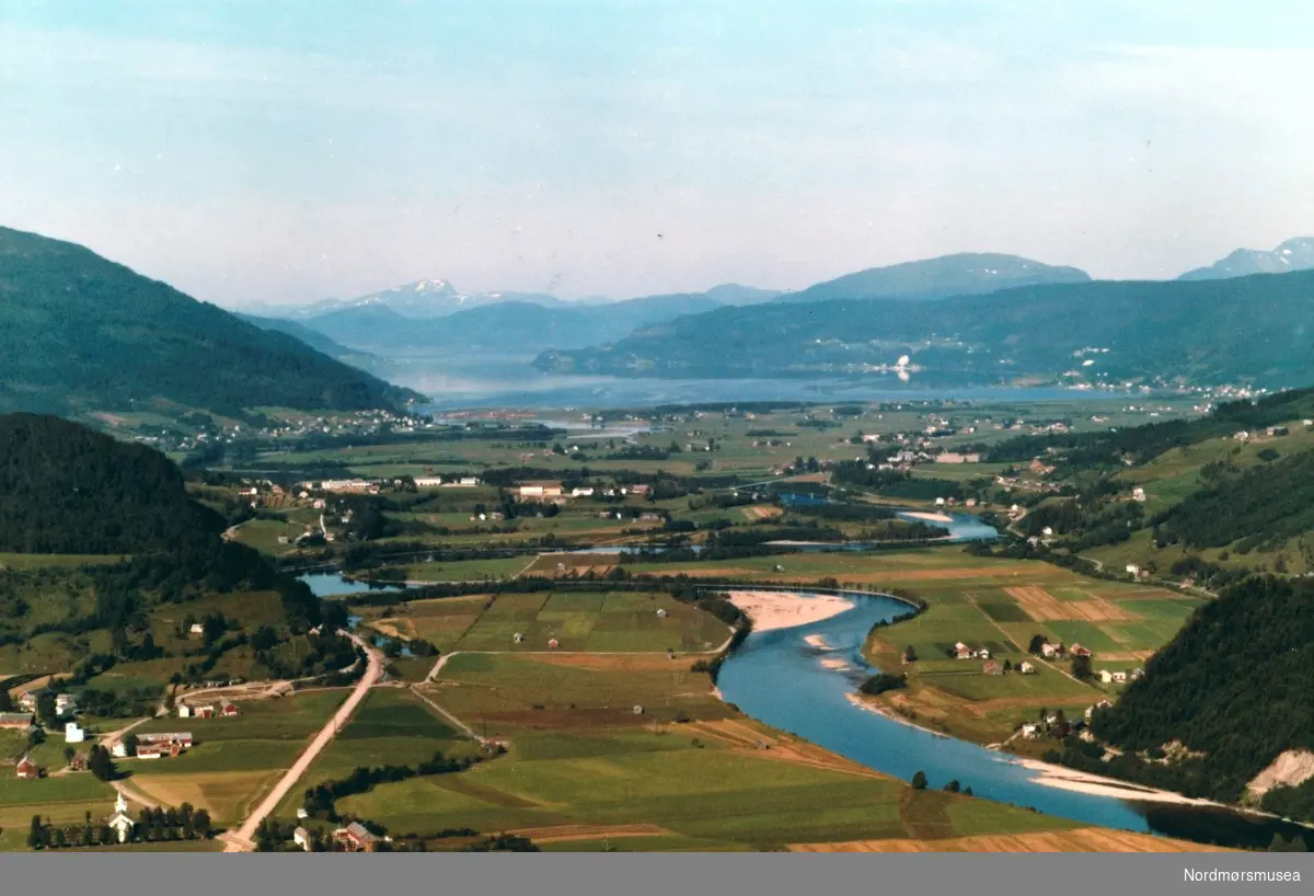 Flyfoto fra Surnadalsøra i Surnadal kommune. Bildet er datert 16. juli 1963. Fra Nordmøre Museums samlinger.