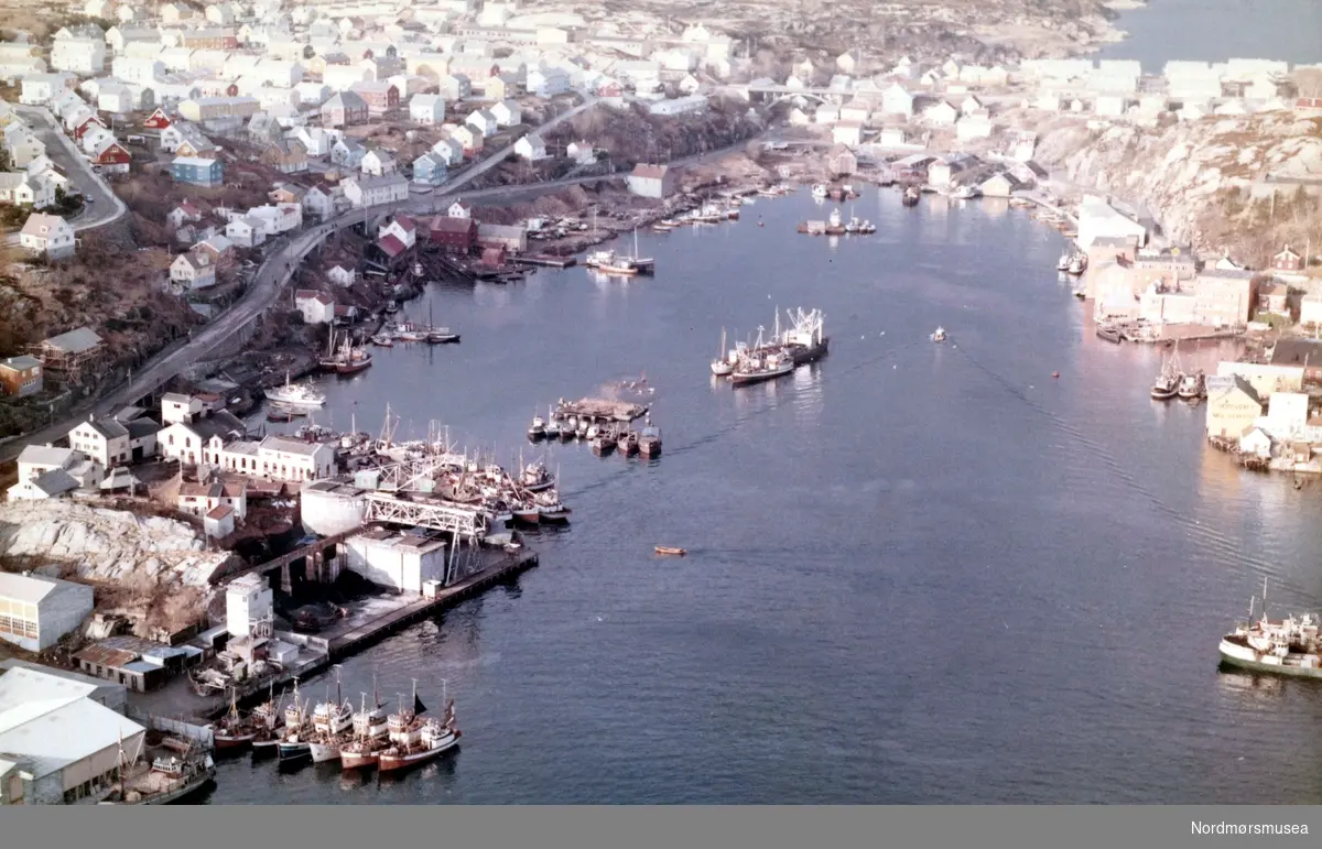 Foto fra Vågen i Kristiansund, hvor vi ser fra Kirkelandet på venstre side og Gomalandet til høyre. Bildet er datert til 20. februar 1965. Fra Nordmøre Museums fotosamlinger.
