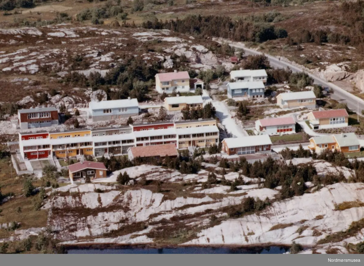Flyfoto, oversiktsbilde over Goma i Kristiansund. datering 11 juli 1962. Ulrik Olsens vei, Gomabakken. (Fra Nordmøre Museums fotosamlinger)