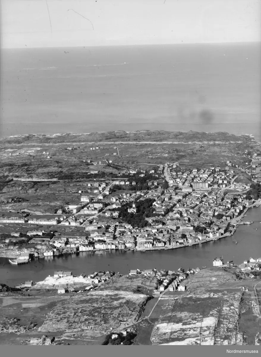 Flyfoto fra Kristiansund, med Innlandet i front, og Kirkelandet i ...