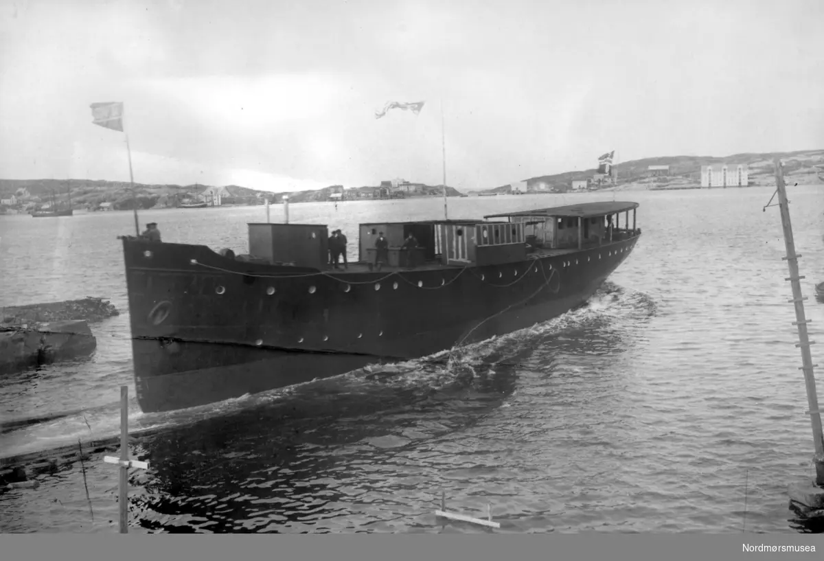 Bildet viser D/S"Ranen" til Det Helgelandske Dampskibsselskab A/S og J. Storviks Mek. Verksteds bnr.7 etter dåp og ved sjøsetting.Dette var den gang den største og mest luksuriøse passasjerbåten som var bygget i stål i Møre og Romsdal fylke. Når dette skipet ble bygd ble alt til skipet produsert ved verkstedet til og med maskin og kjel og vinsjer og propeller. Den ble kontrahert i 1914 og levert i mars 1918, men den lange byggetiden skyldtes problemer med å skaffe materialer under 1. verdenskrig. D/S"Ranen" ble klinkbygget i stål og hadde en tonnasje på 399 bruttoregistertonn / 224 nettoregistertonn.

Hoveddimensjoner: Loa 149`6 1/2"/Lpp 140`8" x B 23`0" x D til øverste dekk 16`10" og D til nederste dekk 10` 0" og hadde en trippel ekspansjonsdampmaskin på 463 ihk, gjorde 11 knop og hadde sertifikat for 177 passasjerer.




Den første skipper på "Ranen" var Johan Andreassen. Den gikk i rute på Helgeland, men ble i 1918 leid ut til Den Norske Marine og til slutten på krigen. I perioden 1919 -1924 ble skipet leid ut til forskjellige selskaper i tillegg til regulær rutetrafikk mest på Ranaruten. I perioden 21.juni &ndash; april 1922 ble skipet leid ut til Vesteraalens Dampskibsselskap som erstatning for "Mosken" som var gått tapt. I juli 1924 ble "Ranen" brukt i den nye ruten Trondheim &ndash; Harstad.

Den 23. november 1924 gikk den grunn nær Leikua fyr nord for Vallersund. I 1927 ble den ombygd og forlenget hos Mjellem &amp; Karlsen i Bergen, men på grunn av en streik ble den ferdiggjort på Sandnessjøen Slip, Sandnessjøen.

Etter forlengelsen ble hoveddimensjonene: Loa 168`9"/Lpp 158`8", og tonnasjen ble 463 brutto-registertonn/263nettoregistertonn. Den 23.januar 1933 gikk "Ranen" på grunn i Sund i Salten, men ble berget.

Den 9.februar 1934 drev "Ranen" mot "Kong Harald" i Rørvik havn med mindre skader som følge. "Ranen" ble tatt av britiske styrker i Harstad i mai 1940 og ført til England. Av de nasjonale arkiver i Norge var skipet i Aberdeen (med skade) den 13.juni 1940, men forlot Aberdeen den 21.juni og ankom Rosyth den 23.juni. "Ranen" var under kommando av the Royal Navy i perioden 1940 &ndash; desember 1943, deretter overført til Nortraship`s register 2.desember 1943. "Ranen" forlot Leith 19.juni 1945 og ankom Methil Roads samme dag og gikk til Norge neste dag og returnert til eierne i juni 1945 og satt i rute Trondheim &ndash; Harstad. I desember 1954 ble "Ranen" overført til Skipsaksjeselskapet Rana og i mars 1958 ble den solgt til Angelos P. Venetsanor, Piræus og gitt navnet "Panagis Venetsanos". Slettet fra registret i 1964. På dette tidspunkt var verkstedet blitt et av de mest praktiske, velordnede og tidsmessige verksteder i sitt slag i landet. I bakgrunnen ses Bentnesset, Meløya og Skorpa. Bildet er fra ca. 1916. Kilde:
Peter Storvik. Fra Nordmøre museums fotosamlinger.



